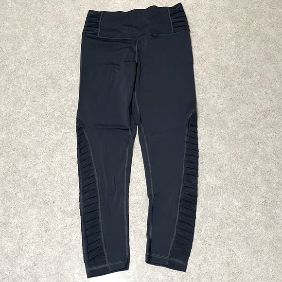 VICTORIA SPORT TOTAL KNOCKOUT SHORT GRAY LASER CUT CAPRI LENGTH LEGGINGS - Picture 2 of 11